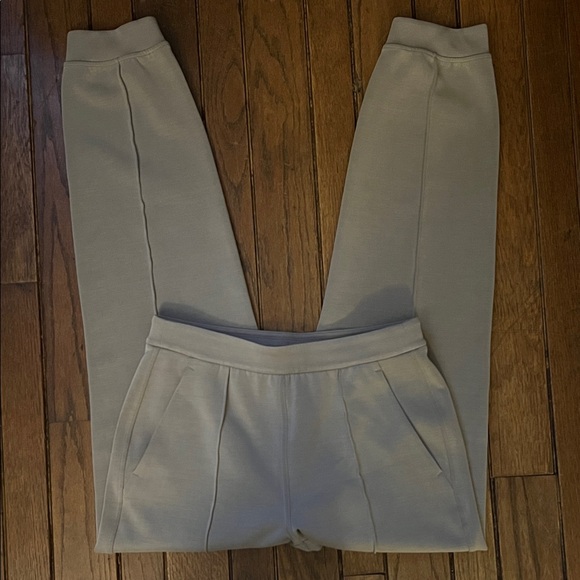 Lululemon NWT Softstreme Classic Fit High-Rise Joggers Warm Ash Grey Size Small - Picture 6 of 7